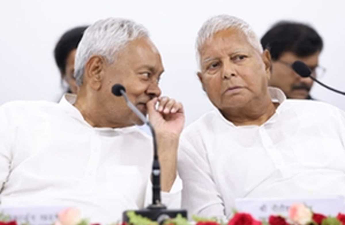 दही-चूड़ा भोज के लिए लालू प्रसाद यादव के घर पहुंचे नीतीश कुमार